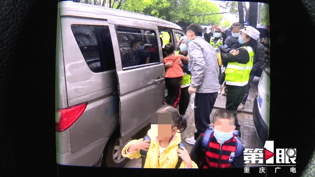 “黑校車”運送幼兒園學生 沒有資質還超員裝載
