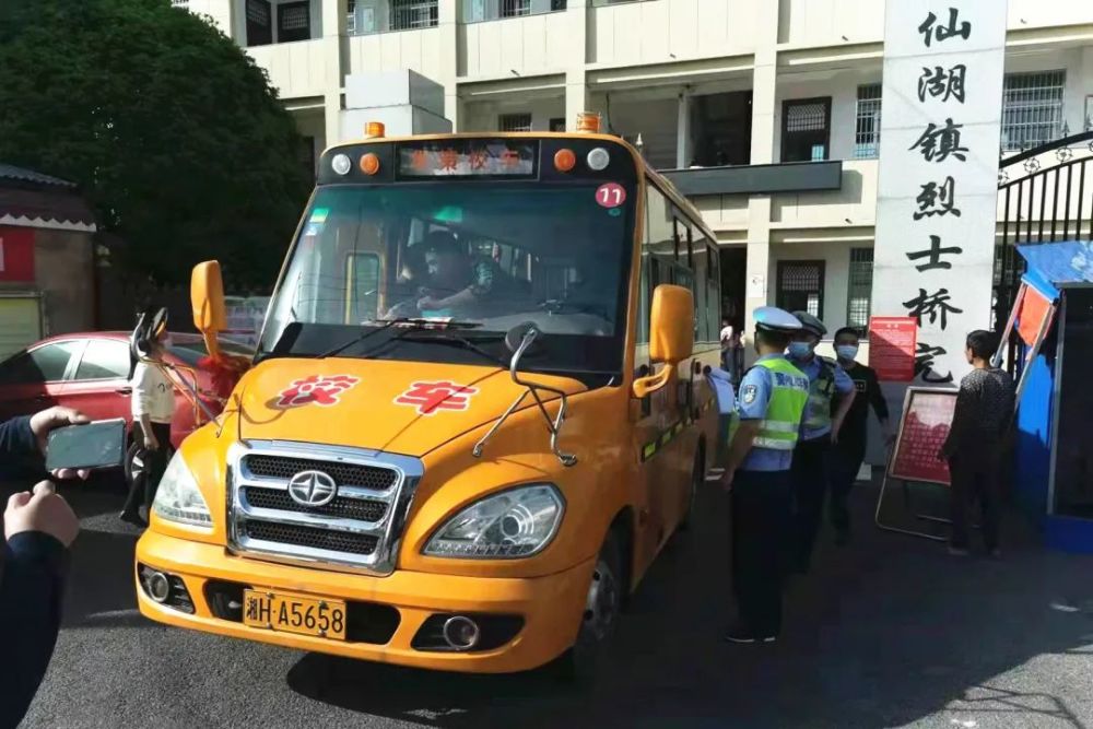 交警大隊開展校車安全突擊檢查，護航平安上學路