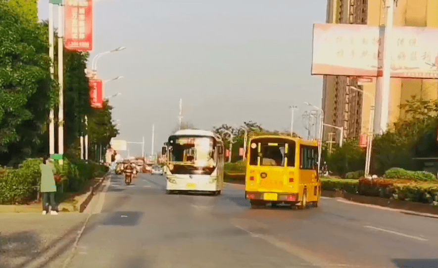 校車逆行“惹眾怒”，監利交警依法查處！