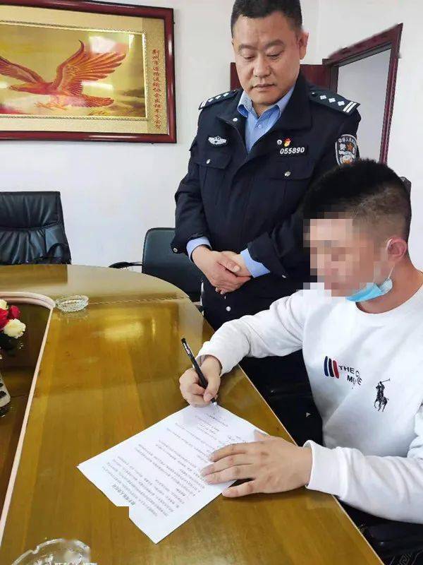 校車逆行“惹眾怒”，監利交警依法查處！