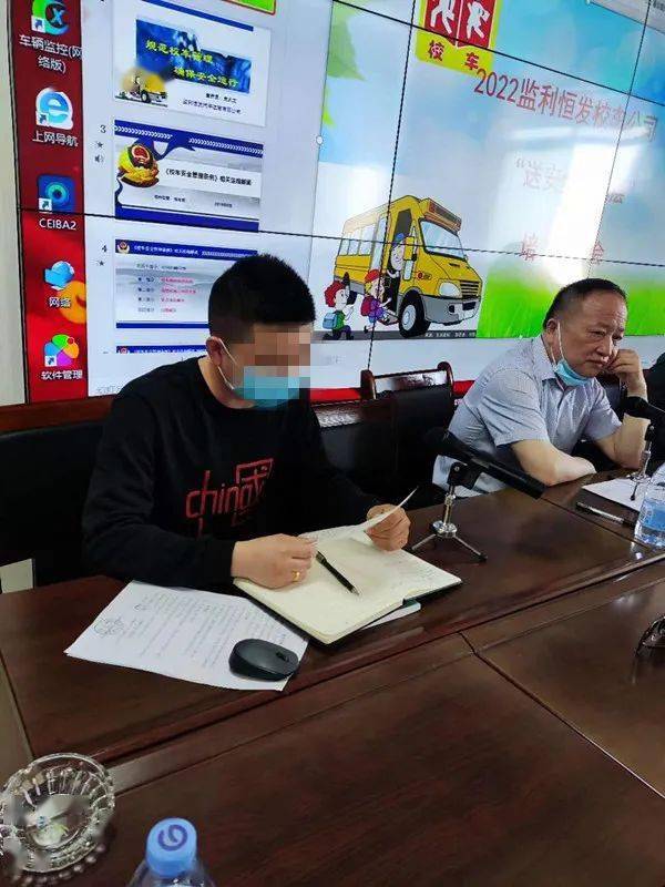 校車逆行“惹眾怒”，監利交警依法查處！