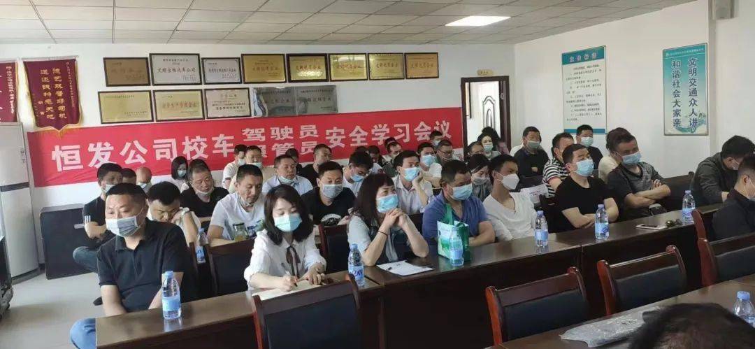 校車逆行“惹眾怒”，監利交警依法查處！