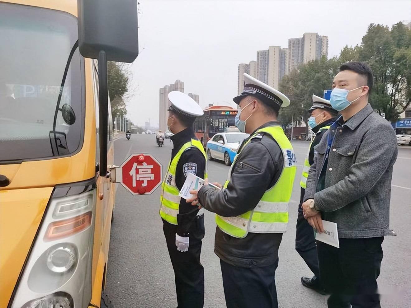 常德公安交警直屬二大隊：開展校車安全檢查 守護平安上學路