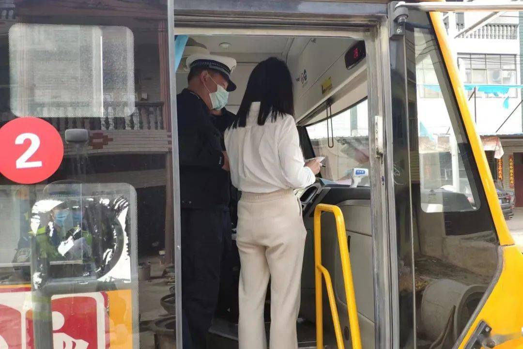 陽新多部門聯(lián)合開展校車安全突擊檢查