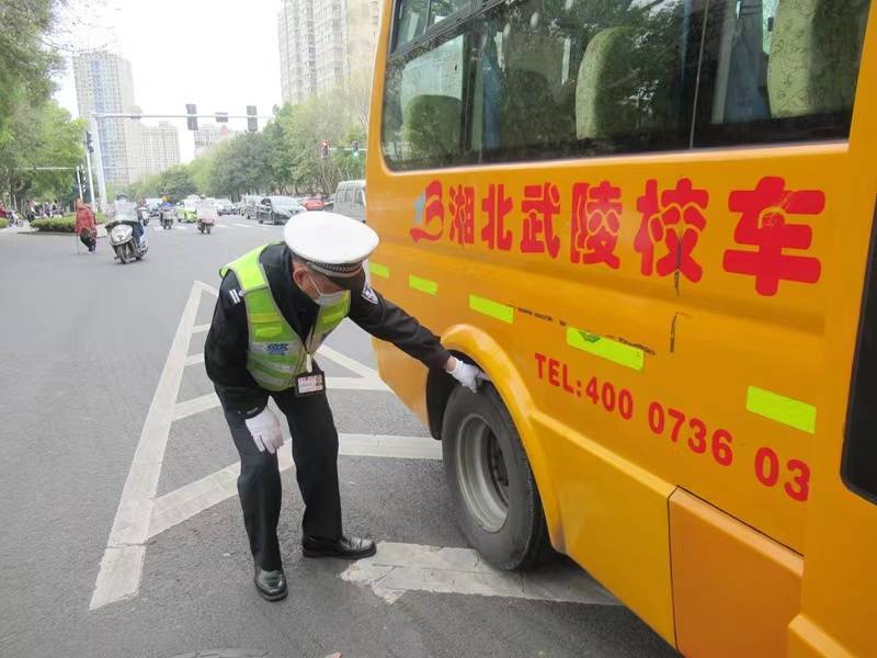 校車司機準駕不符，罰款4千記18分！常德交警開展校車安全整治