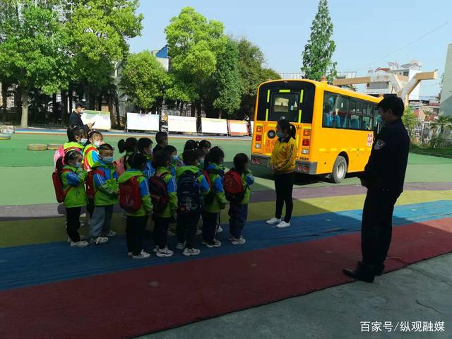 鄧州市公安局穰東派出所聯(lián)合召開校車駕駛員安全培訓(xùn)暨應(yīng)急演練