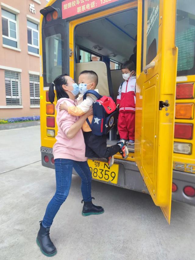 潛江市田家炳實驗小學附屬幼兒園開展校車應急疏散演練活動