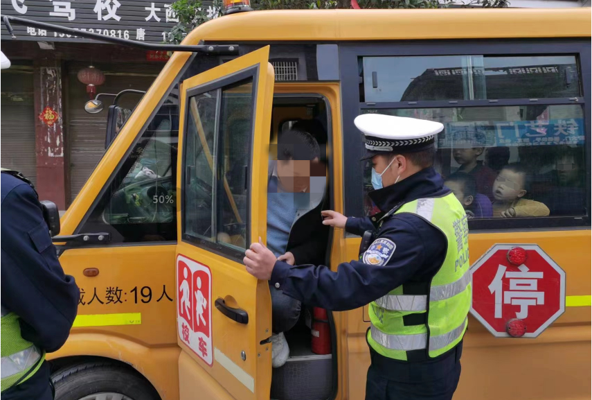 超員，校車司機(jī)準(zhǔn)駕不符……全州交警開展校車安全整治