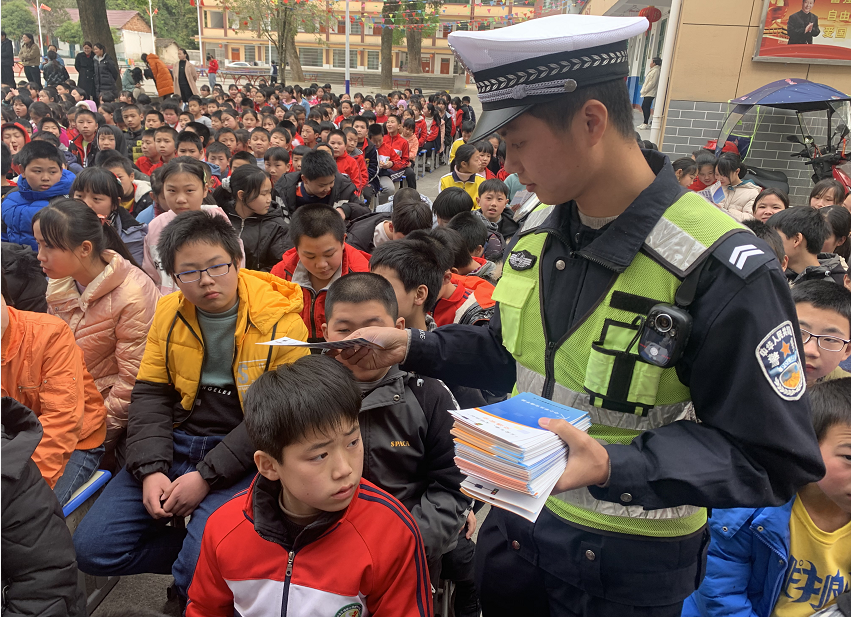 超員，校車司機(jī)準(zhǔn)駕不符……全州交警開展校車安全整治