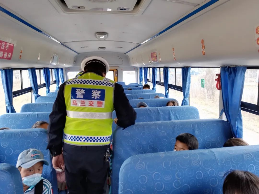 烏蘭交警對(duì)校車(chē)安全進(jìn)行突擊檢查