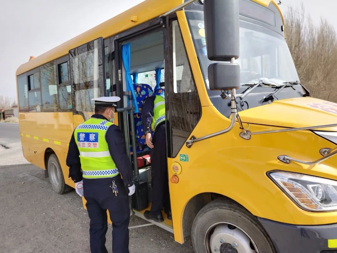 烏蘭交警對(duì)校車(chē)安全進(jìn)行突擊檢查