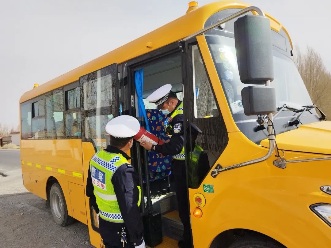 烏蘭交警對(duì)校車(chē)安全進(jìn)行突擊檢查