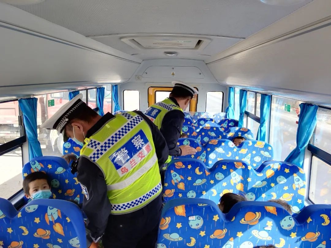 烏蘭交警對(duì)校車(chē)安全進(jìn)行突擊檢查