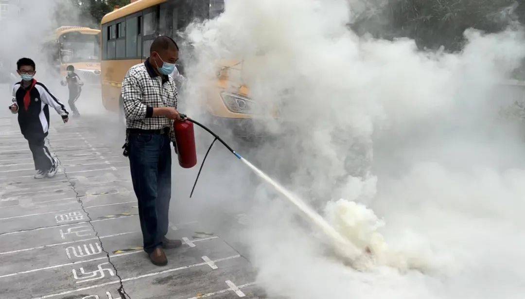 心系安全 平安乘車 ——諾亞舟惠州市惠城區(qū)惠外學(xué)校校車安全疏散演練活動