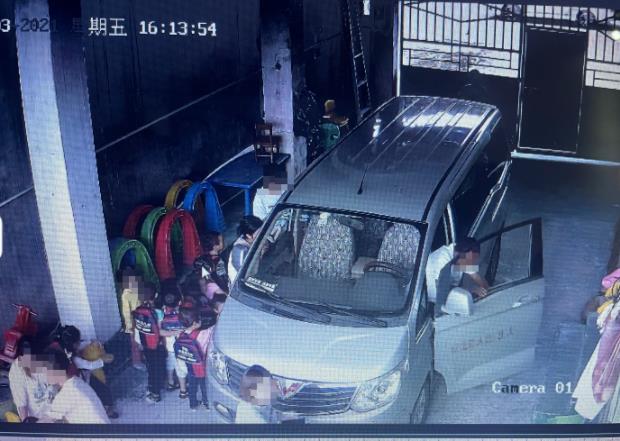 “黑校車”超員144.44%，司機、幼兒園負責人共3人獲刑！