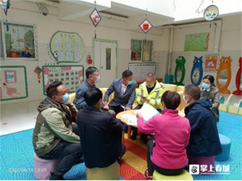 守護(hù)平安上學(xué)路官渡多部門(mén)聯(lián)合開(kāi)展校車(chē)安全大檢查