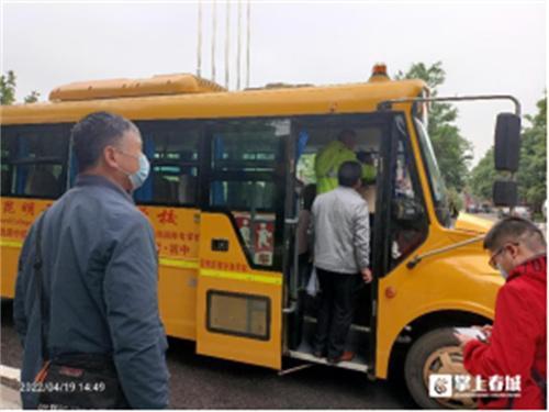 守護(hù)平安上學(xué)路官渡多部門(mén)聯(lián)合開(kāi)展校車(chē)安全大檢查