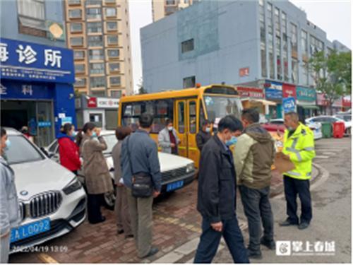 守護(hù)平安上學(xué)路官渡多部門(mén)聯(lián)合開(kāi)展校車(chē)安全大檢查