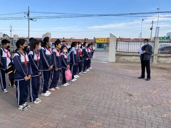 泰來(lái)縣克利鎮(zhèn)中心學(xué)校開(kāi)展校車安全應(yīng)急演練