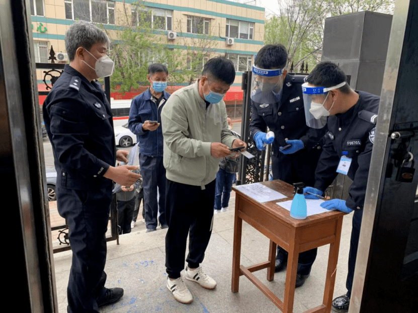 沈陽交警為物流貨車、校車駕駛人開設線下審驗業務專場