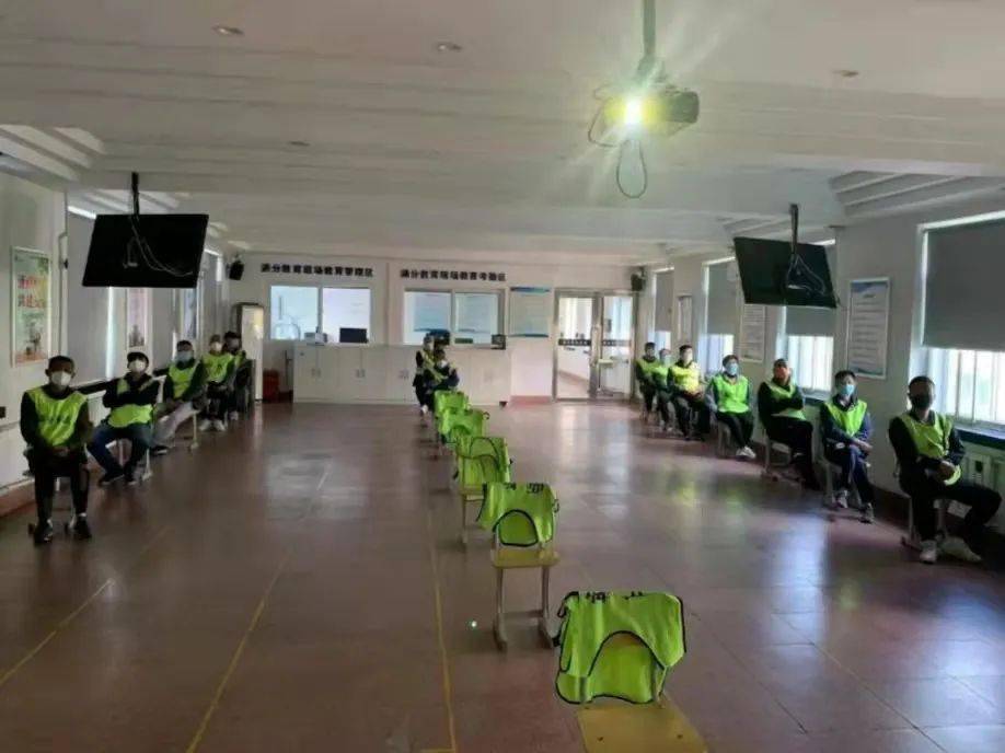 沈陽交警為物流貨車、校車駕駛人開設線下審驗業務專場