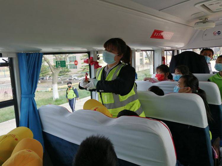 人和完小開展“校車應急疏散”演練活動