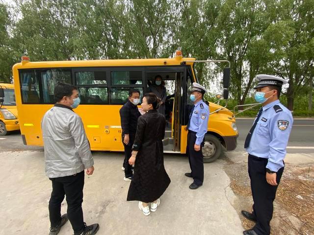 白水公安交警聯(lián)合縣教育局開展“五一”節(jié)前校車安全檢查