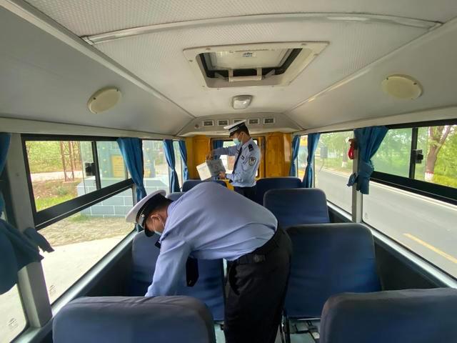 白水公安交警聯(lián)合縣教育局開展“五一”節(jié)前校車安全檢查