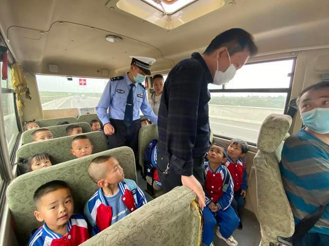 白水公安交警聯(lián)合縣教育局開展“五一”節(jié)前校車安全檢查