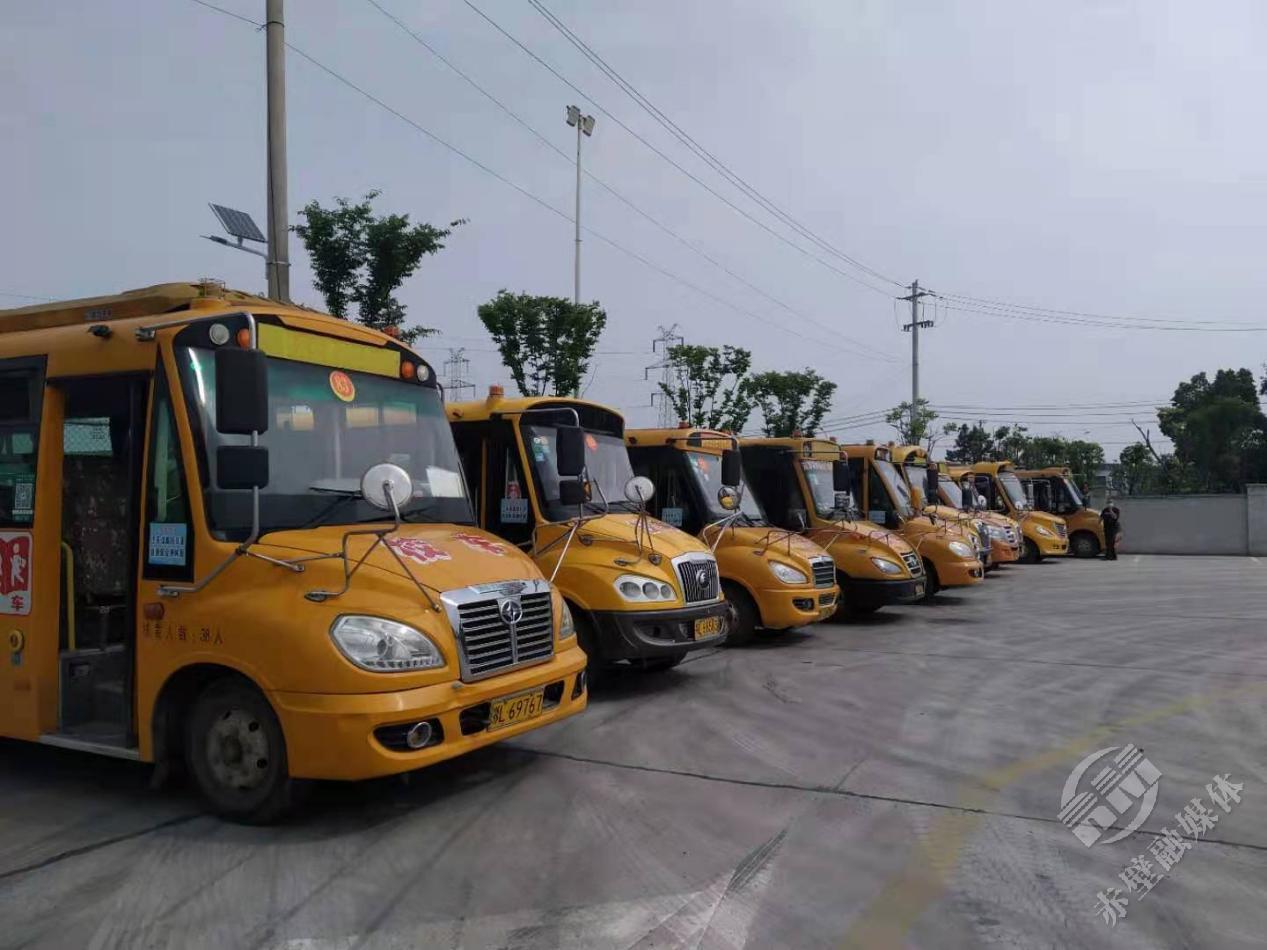 赤壁交警開展上門服務為校車“體檢”