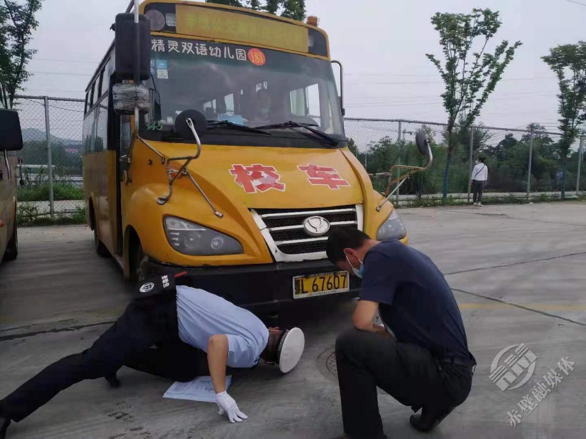 赤壁交警開展上門服務為校車“體檢”