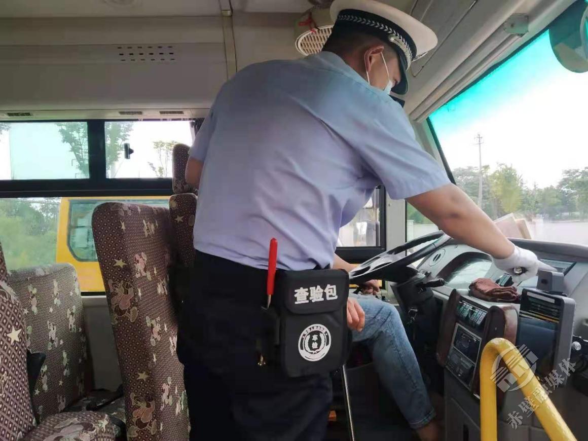 赤壁交警開展上門服務為校車“體檢”