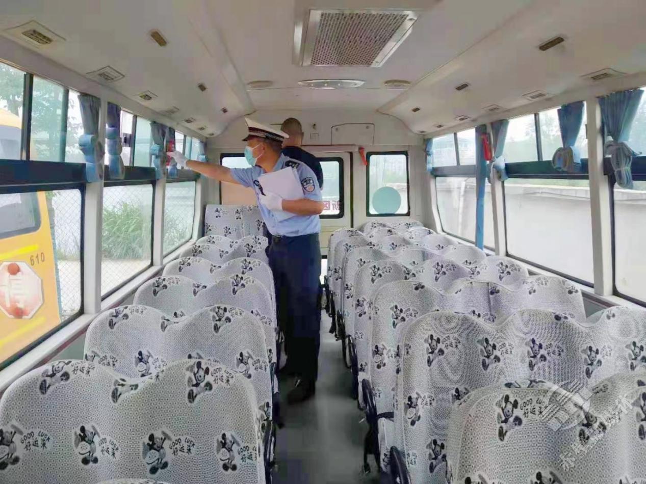 赤壁交警開展上門服務為校車“體檢”