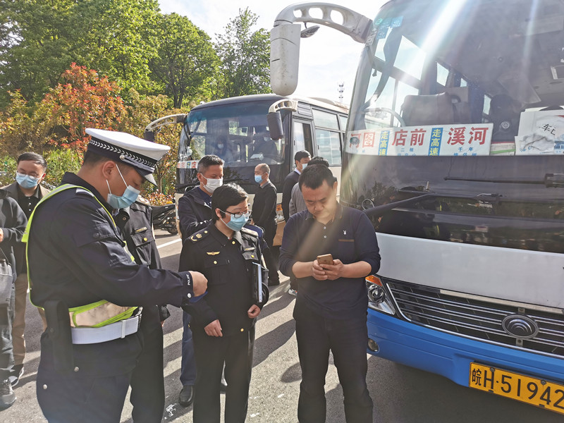 岳西開(kāi)展校車及接送學(xué)生車輛聯(lián)合檢查