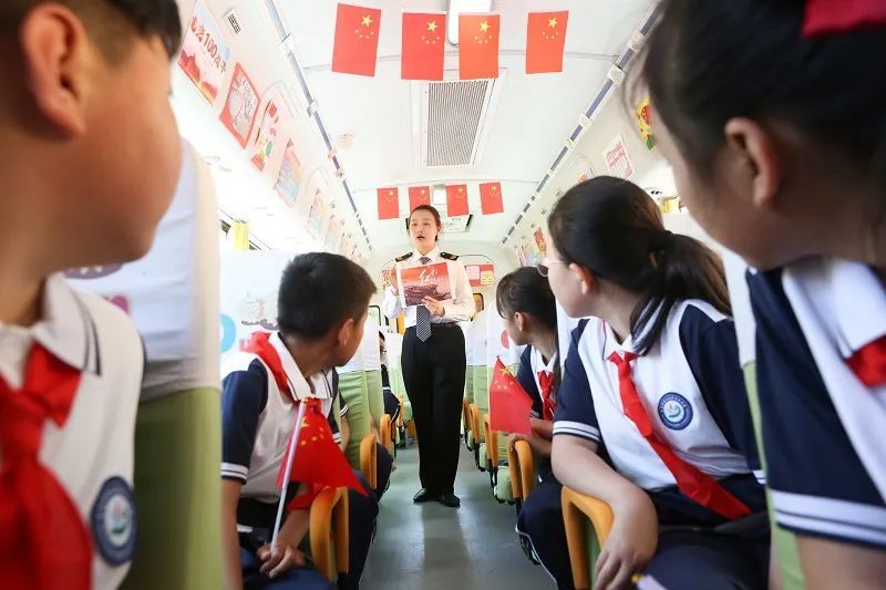 到今天上午，青島大鼻子校車開通整十年啦！