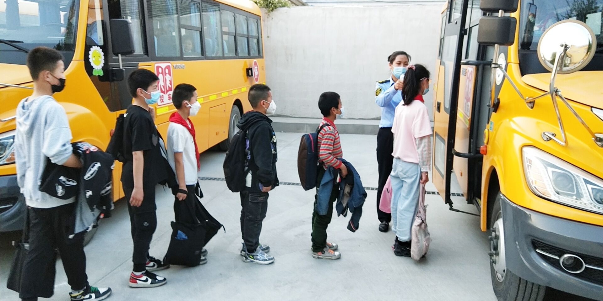 連汽灌云欣達校車積極做好“五一”期間學生運輸保障工作