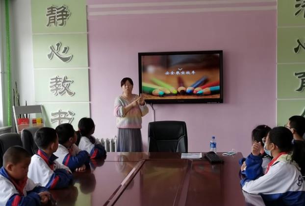 呼瑪縣韓家園鎮(zhèn)勵志學(xué)校緊繃校車安全弦 安全知識進(jìn)校園