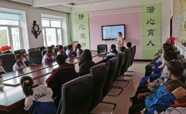 呼瑪縣韓家園鎮(zhèn)勵志學(xué)校緊繃校車安全弦 安全知識進(jìn)校園