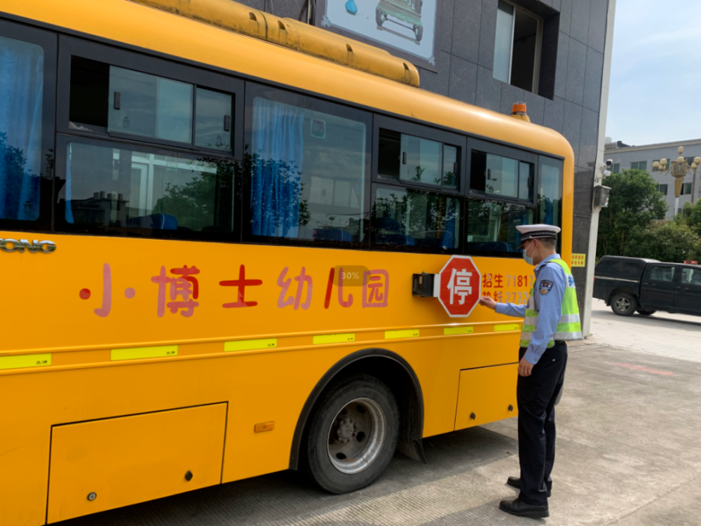 寧德交警開展校車安全檢查，為學校復課加把“安全鎖”