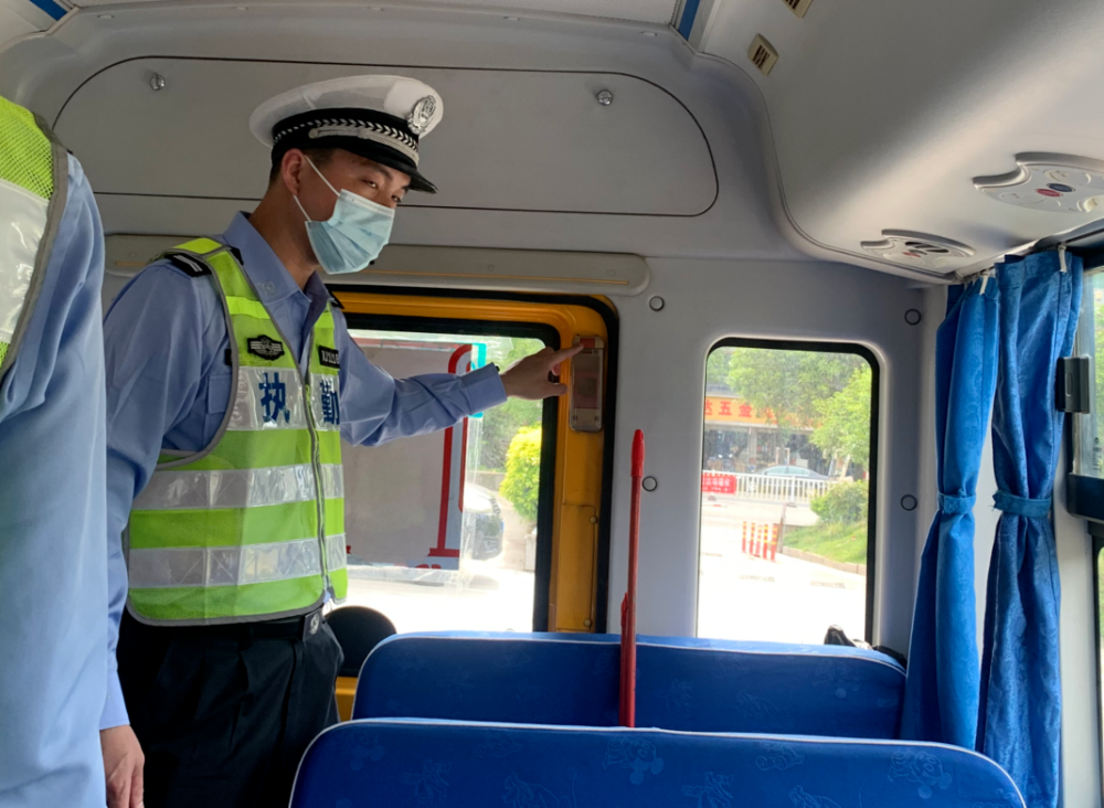 寧德交警開展校車安全檢查，為學校復課加把“安全鎖”