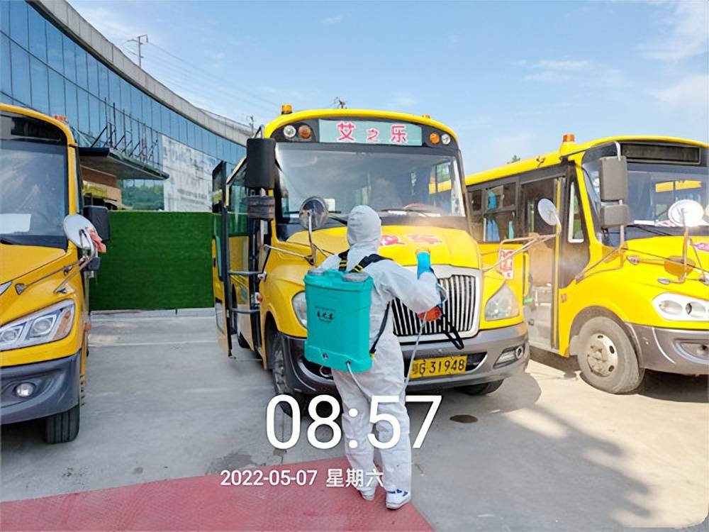鄂州市大興校車公司集中對校車進行消殺和安全隱患排查