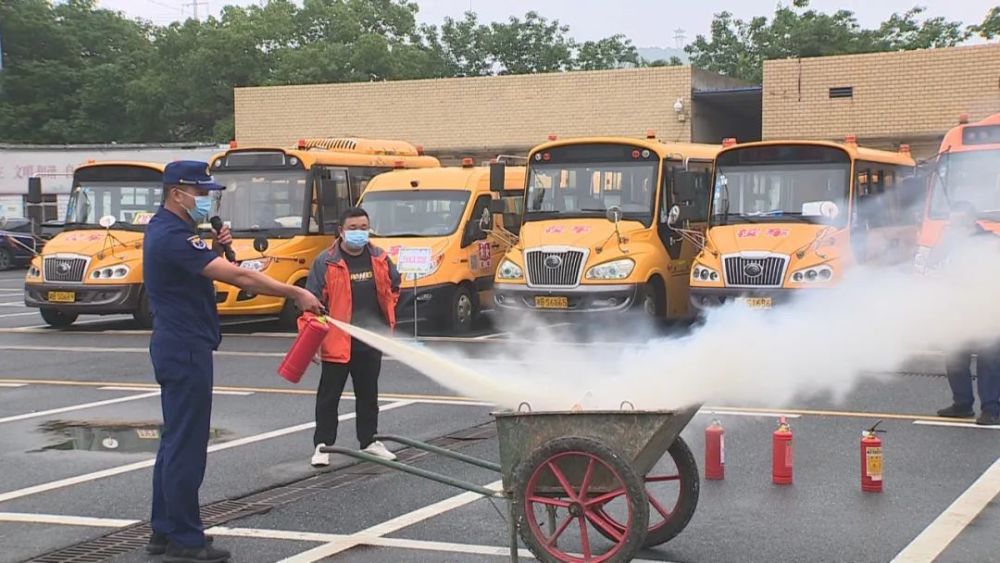 石峰區(qū)開(kāi)展校車突發(fā)事件應(yīng)急演練