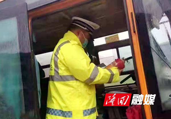 金石橋鎮開展校車安全突擊檢查