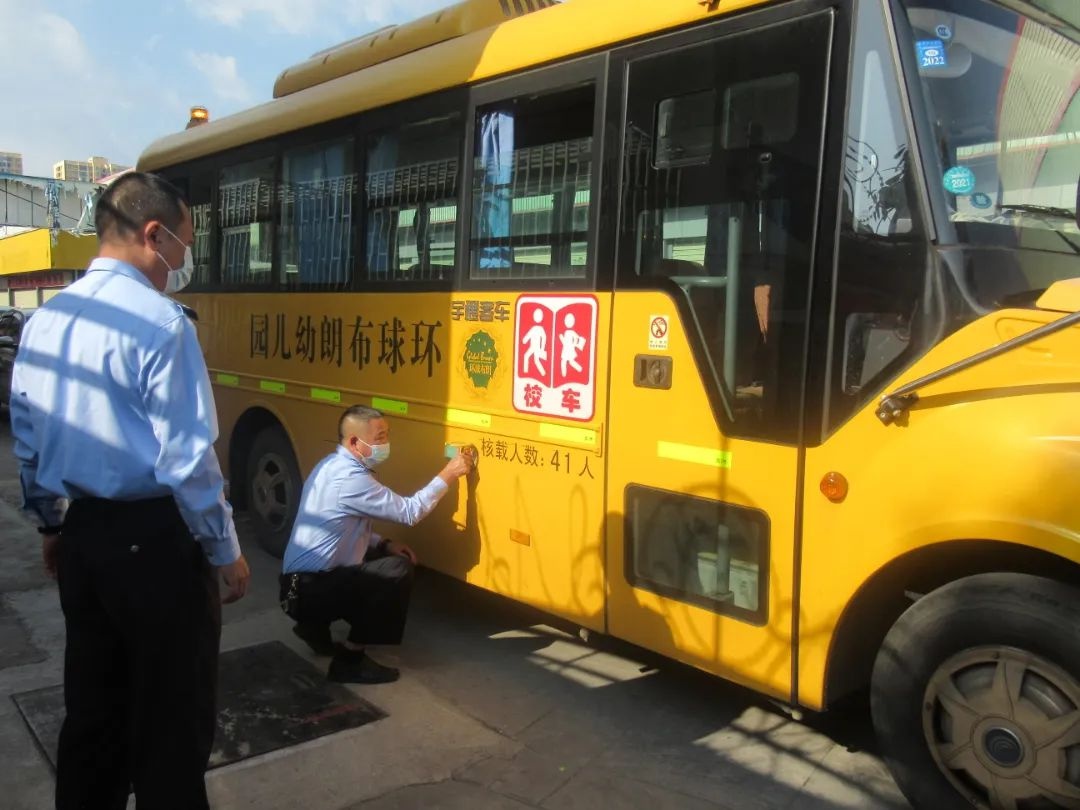 蒙自交警強(qiáng)化校車安全檢查 夯實(shí)校園安全防線