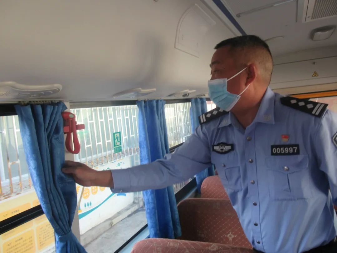 蒙自交警強(qiáng)化校車安全檢查 夯實(shí)校園安全防線