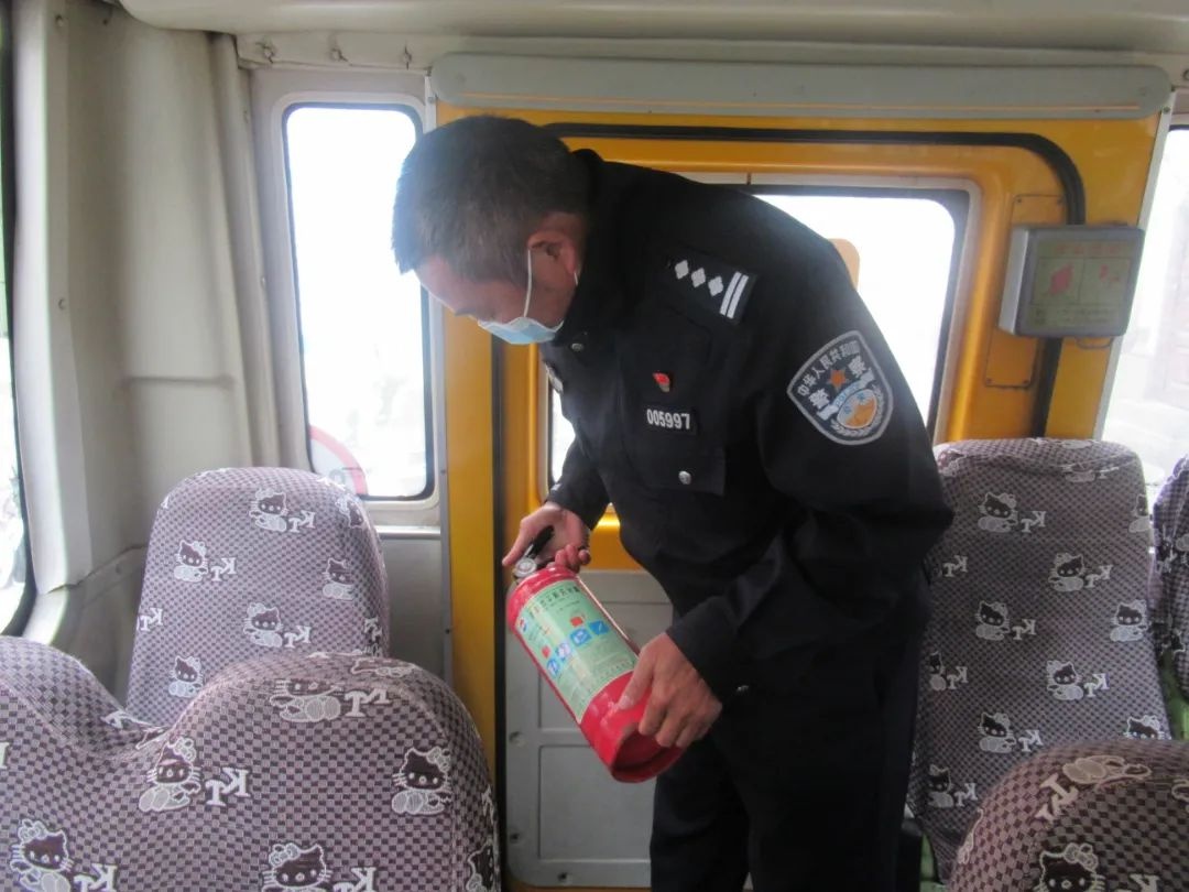 蒙自交警強(qiáng)化校車安全檢查 夯實(shí)校園安全防線