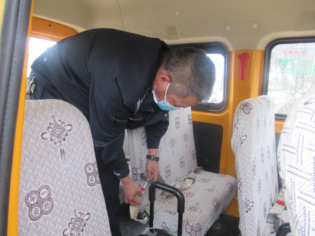 蒙自交警強(qiáng)化校車安全檢查 夯實(shí)校園安全防線