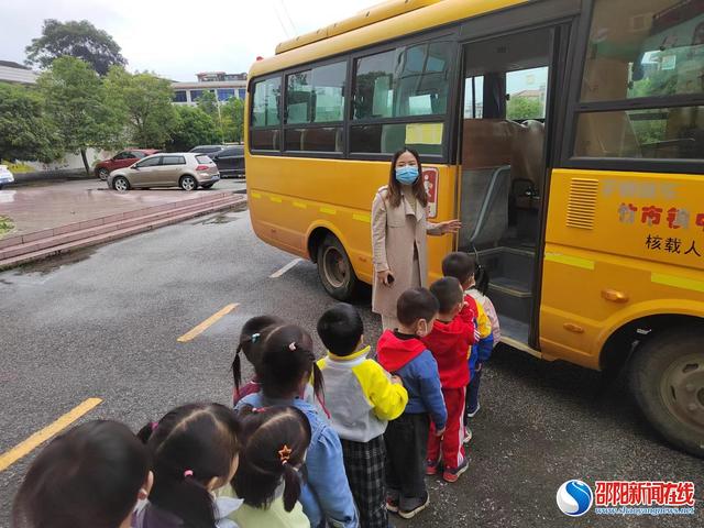洞口縣竹市鎮中心幼兒園開展乘坐校車安全演練活動