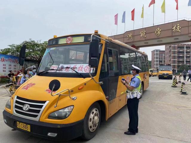 8輛校車標牌過有效期，東坑交警責(zé)令不準上路行駛