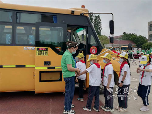 多方合力護航學生路途安全 江夏區金口街開啟新的校車運營模式